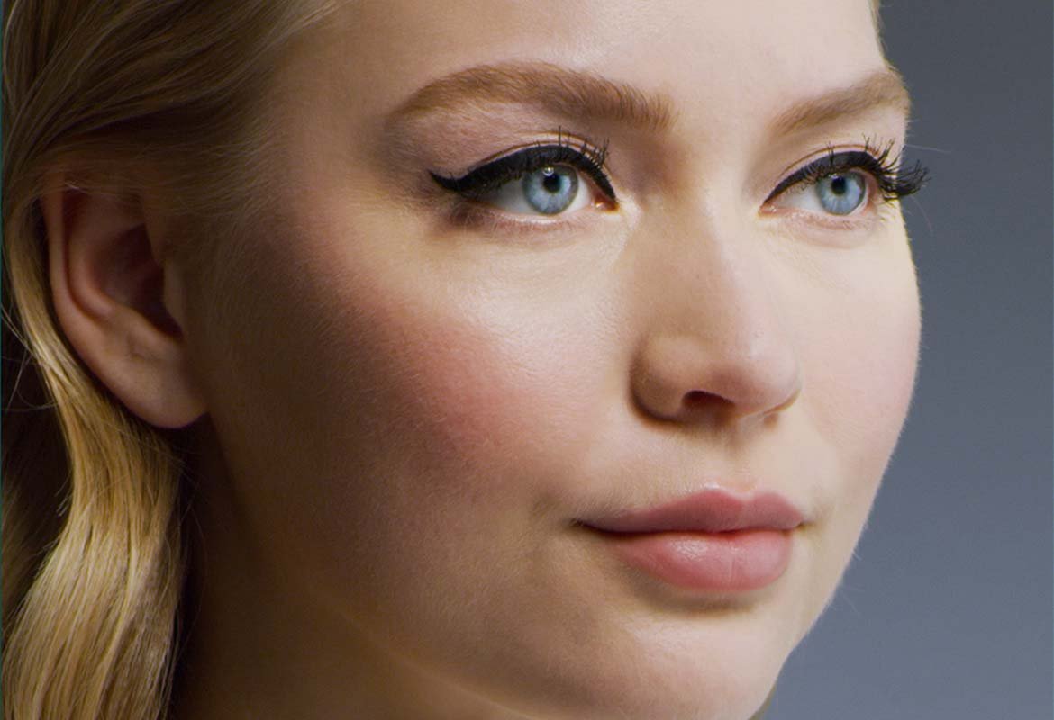 Para aprender cómo hacerte la raya del ojo si lo tienes caído hazte un rabillo discreto con el Superliner Flash Cat Eye de L’Oréal Paris.